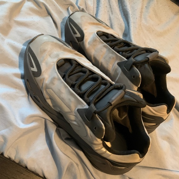 adidas Yeezy Boost 700 MNVN - Picture 3 of 8